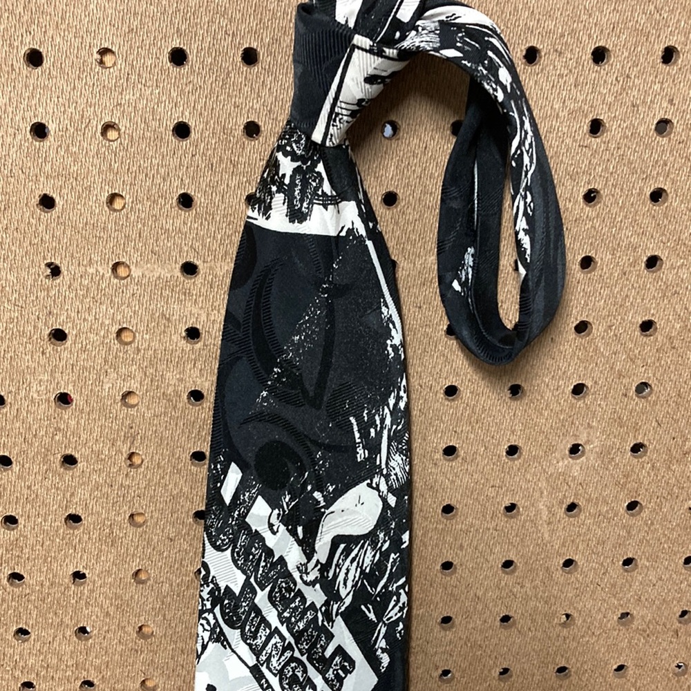 Novelty tie